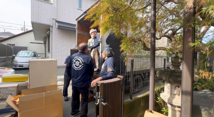 地域の絆を守るため回収作業をしているクレスト作業員